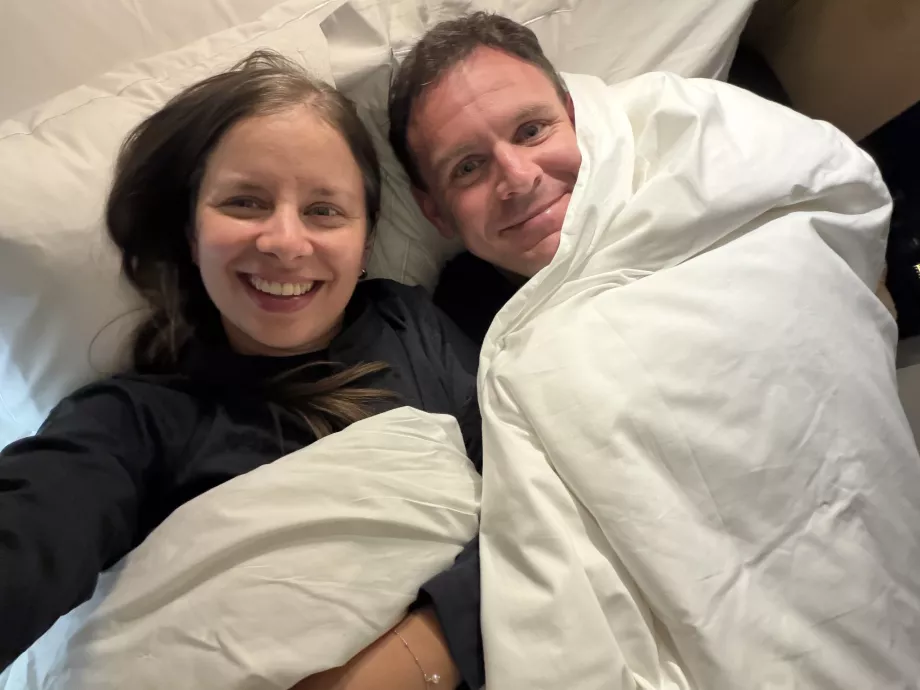 Wir im Bett während des Fluges