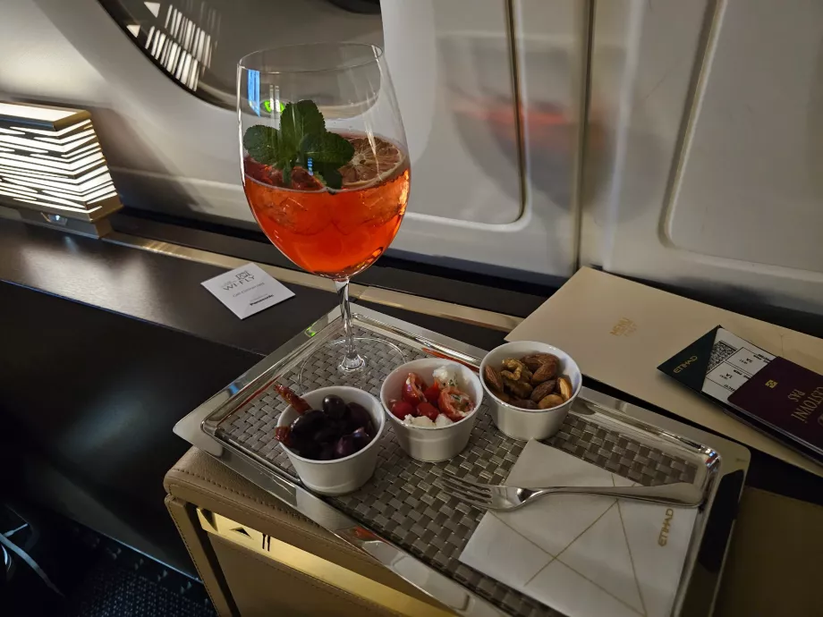 Ein Cocktail während des Fluges