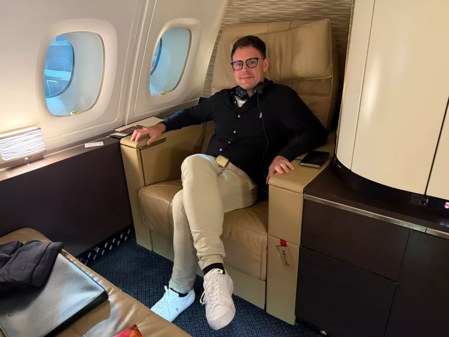 Ich in der First Class bei Etihad Airways