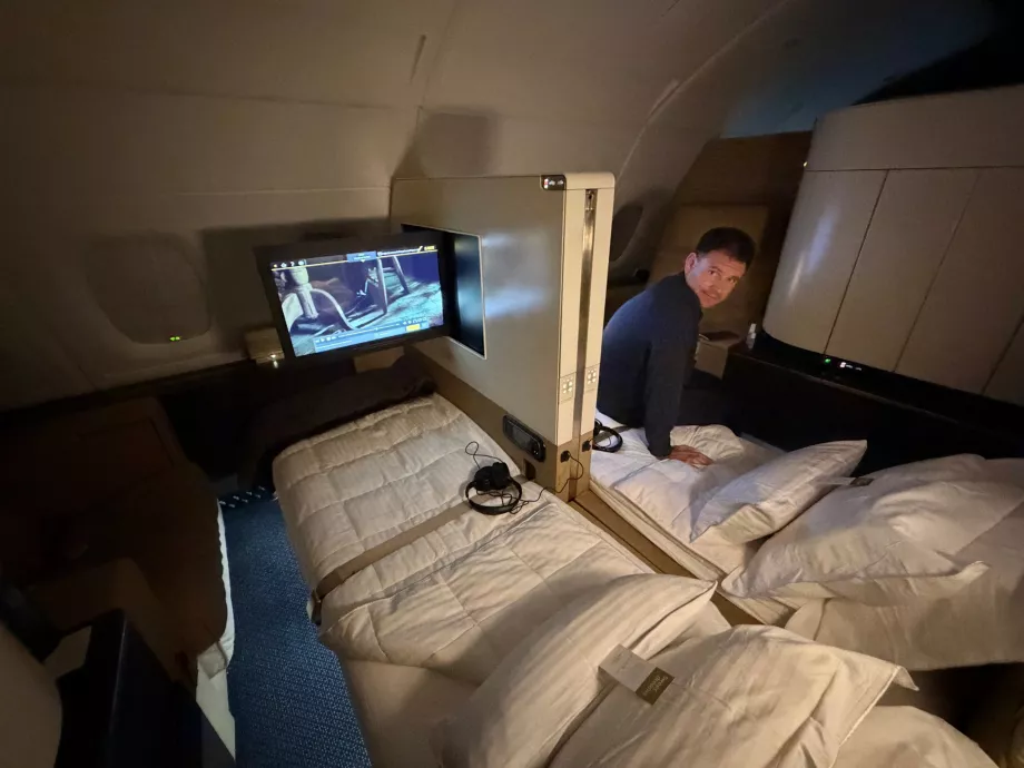 Ich auf dem Bett in der First Class von Etihad Airways