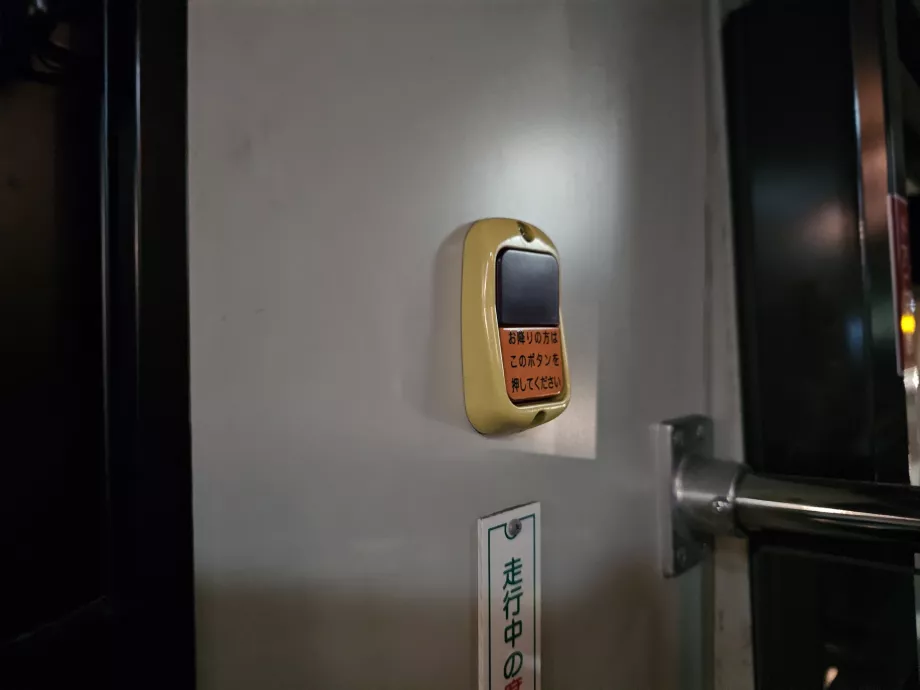 "STOP"-Taste in Stadtbussen