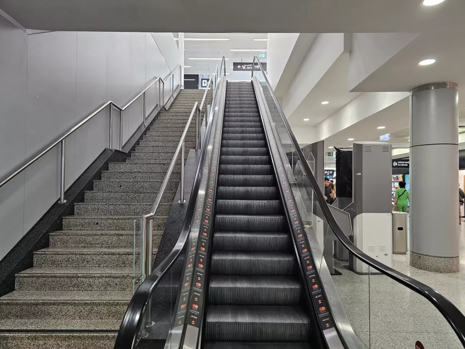 Rolltreppe zum Food Court und zur Mastercard Lounge