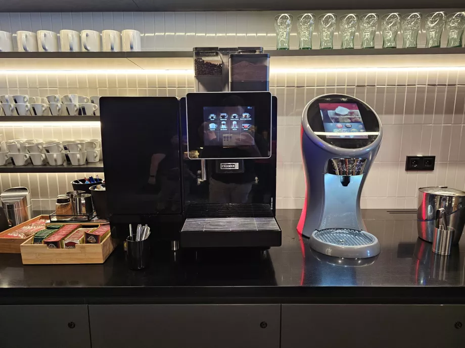 Kaffeemaschine und Erfrischungsgetränke aus dem Post-Mix