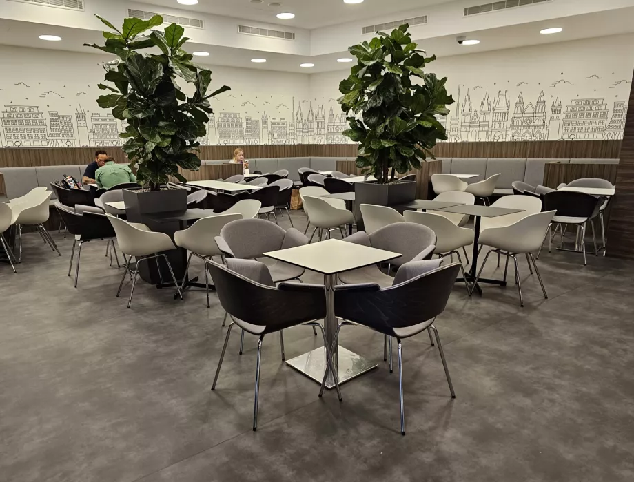 Esstische in einem ruhigen Teil der Lounge