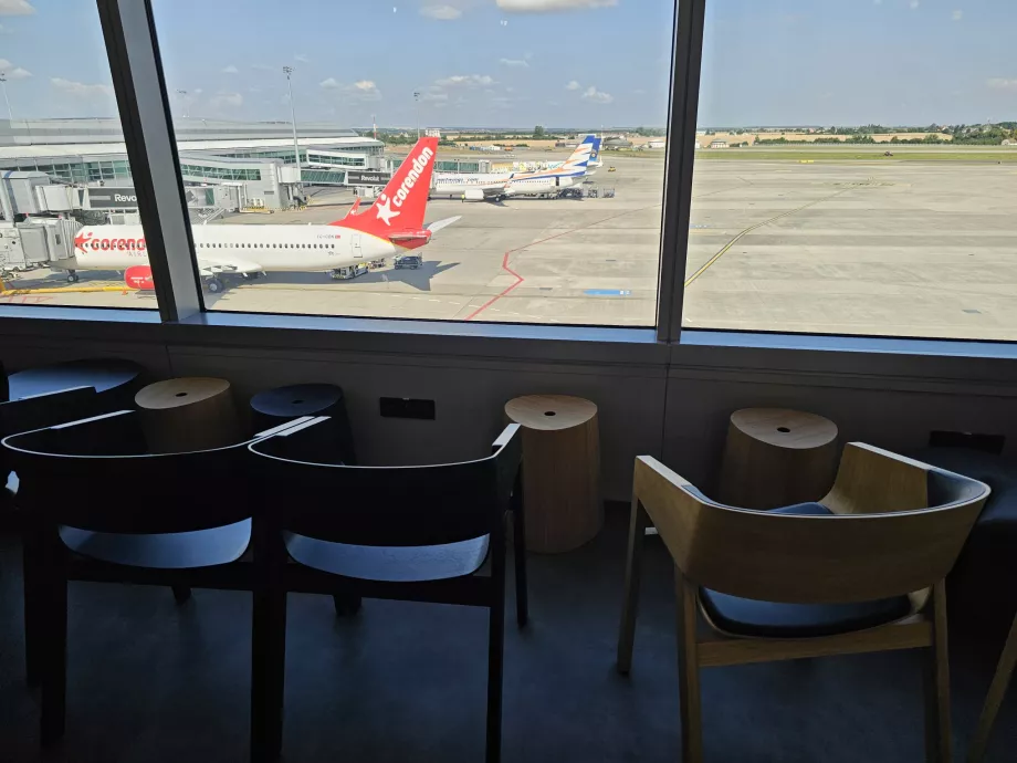 Blick auf das Flugzeug von der Lounge aus