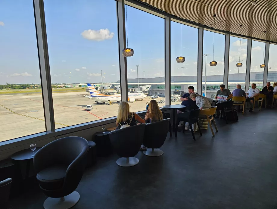 Blick aus der Lounge auf das Flughafenvorfeld