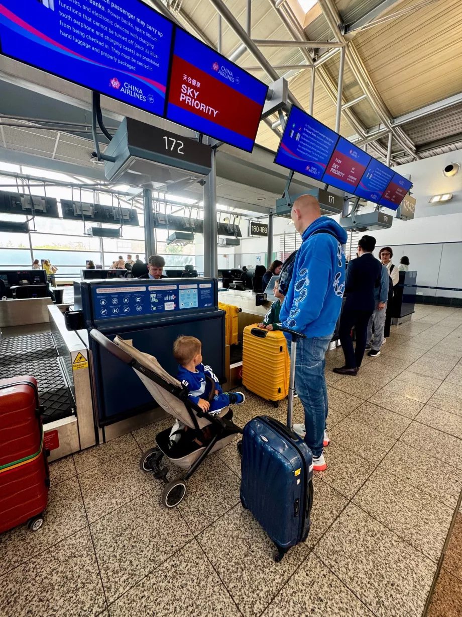 Check-in für Flug CI68 in Prag