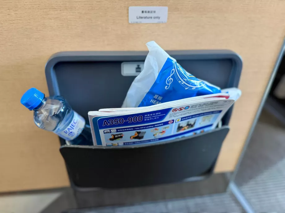 Staufach und Wasserflasche