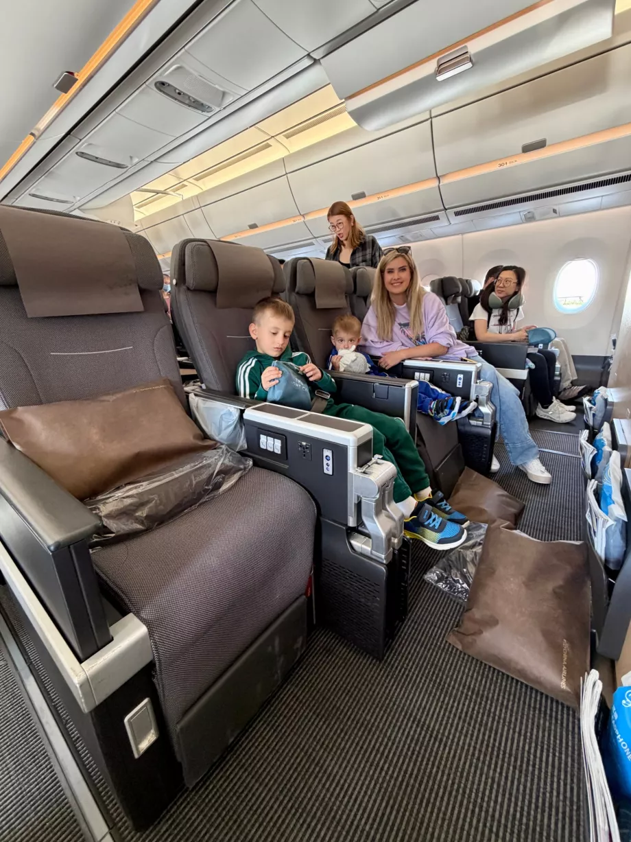Unsere Familie in der ersten Reihe Premium Economy