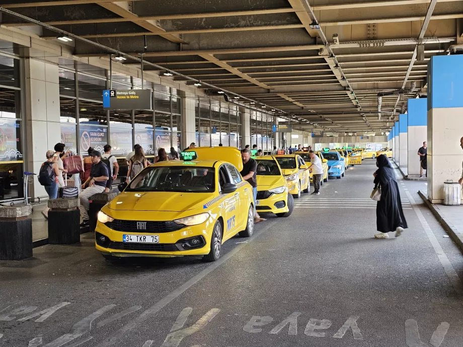 Taxi vor der Ankunftshalle