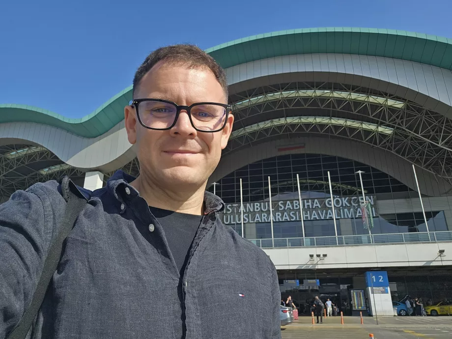 Ich vor dem Terminal des Flughafens Istanbul SAW