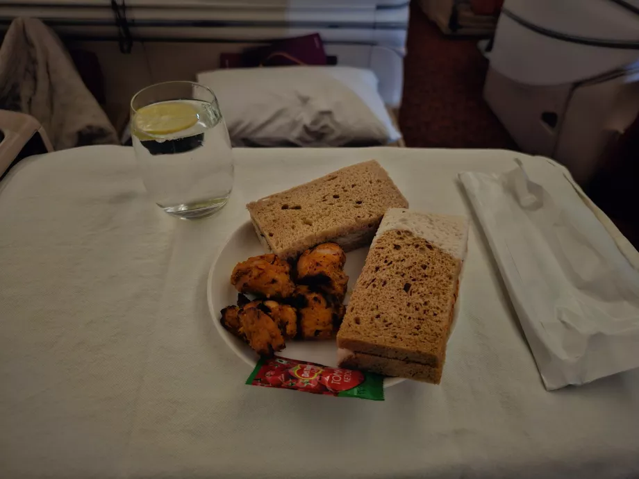 Ein kleiner Snack nach dem Start bei Nachtflügen