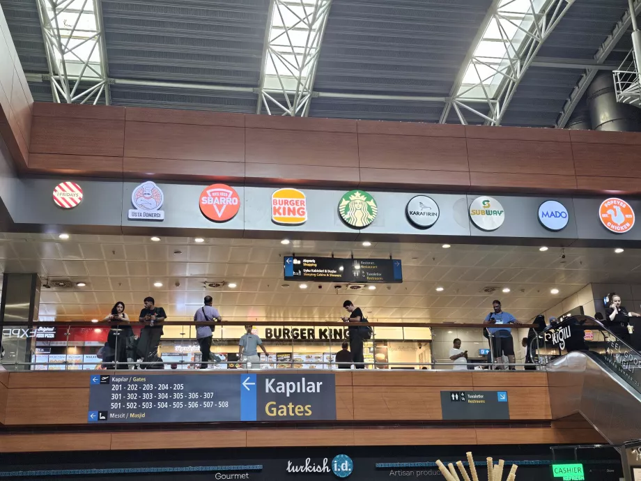 Food Court im Transitbereich