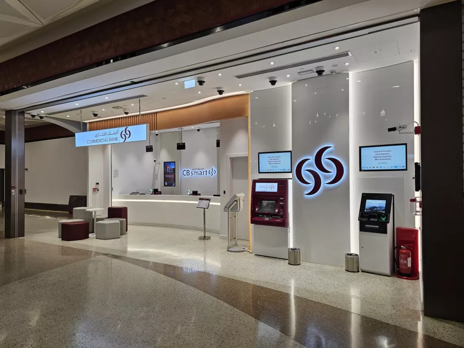 Bank mit Wechselstube und Geldautomat in der Nähe der U-Bahn-Station