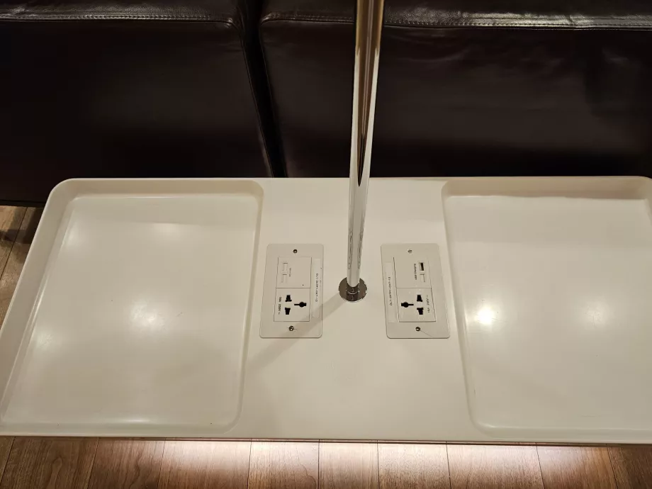 Steckdosen und USB zum Laden von Elektronik