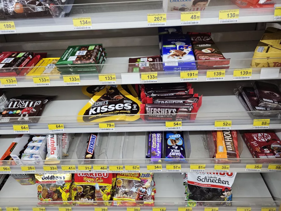 Regal mit Süßigkeiten