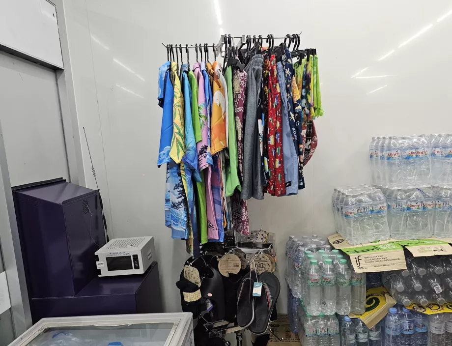 Eine Ecke mit Kleidung, Badesachen oder Flip-Flops