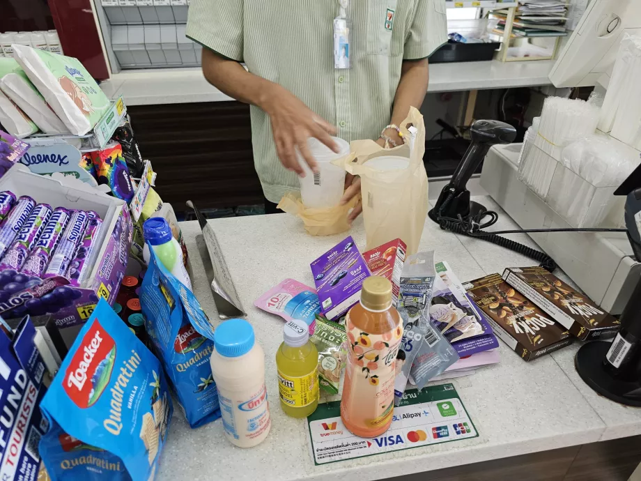 Das Personal packt die Eisbecher immer in eine Tüte
