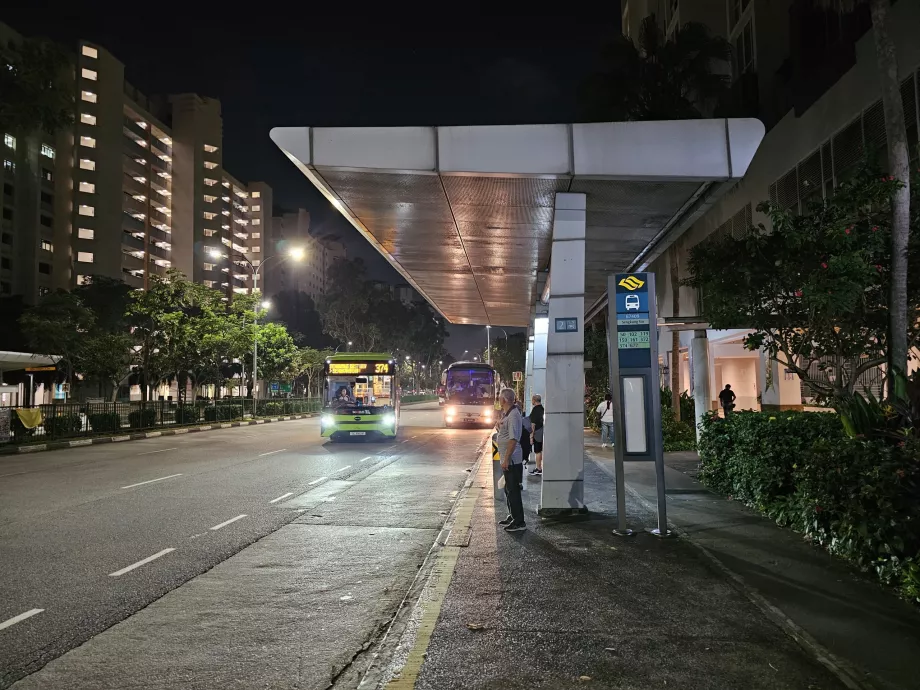 Bushaltestelle 102 Richtung Seletar an der U-Bahn-Station Sengkang