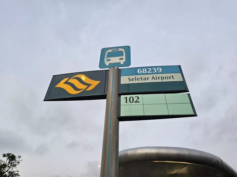 Bushaltestelle vor dem Flughafen