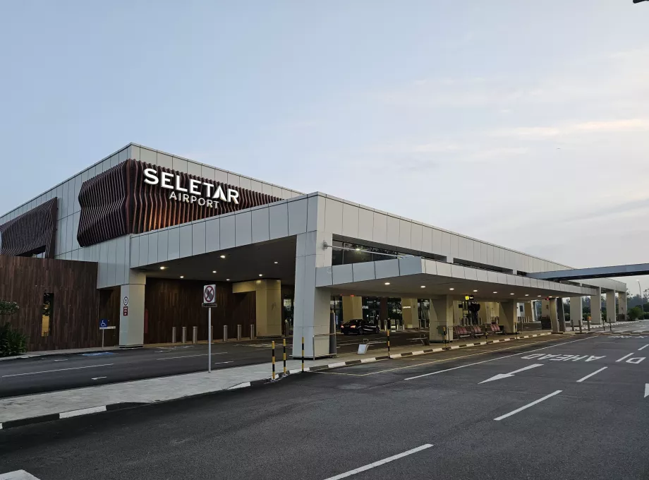 Ankunft am Flughafen Seletar
