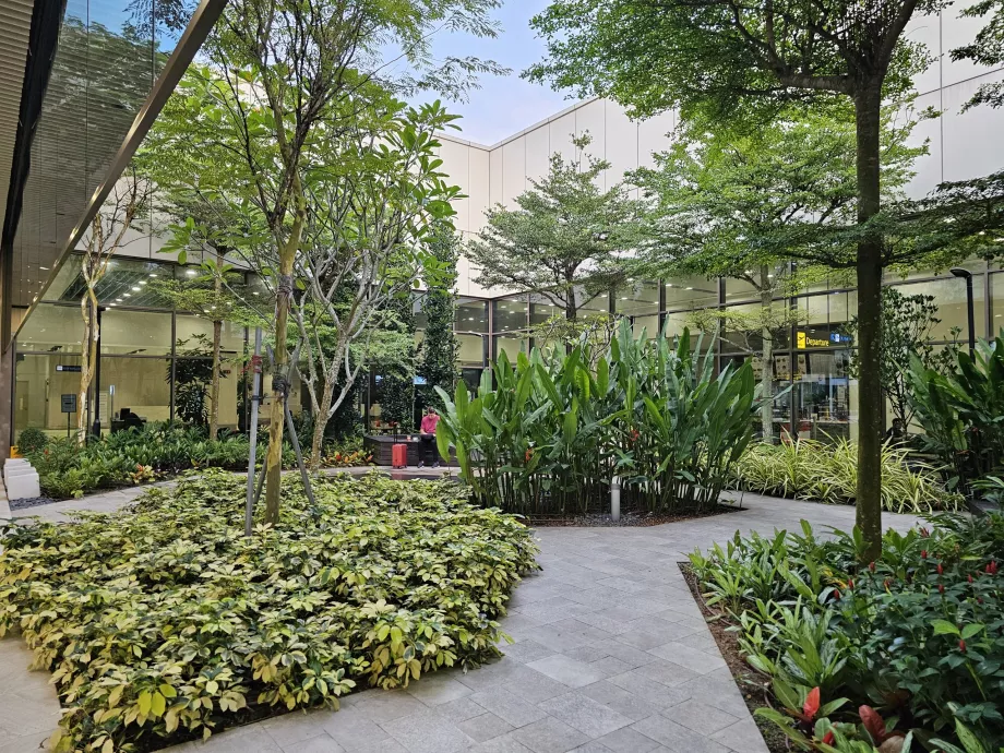 Garten vor dem Terminal