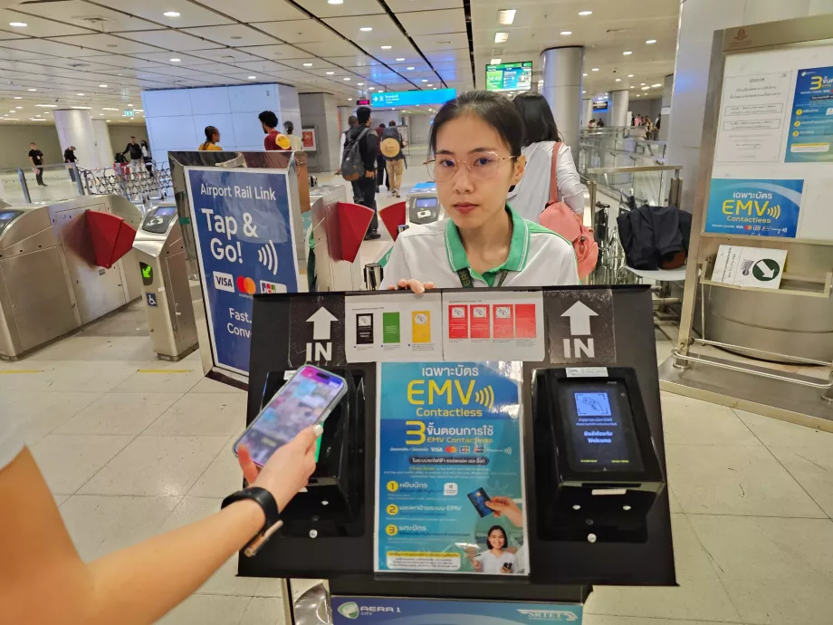 Bezahlen von U-Bahn-Tarifen mit einer kontaktlosen Karte