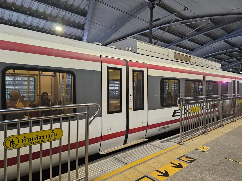 U-Bahn-Bahnsteig in der Innenstadt von Bangkok