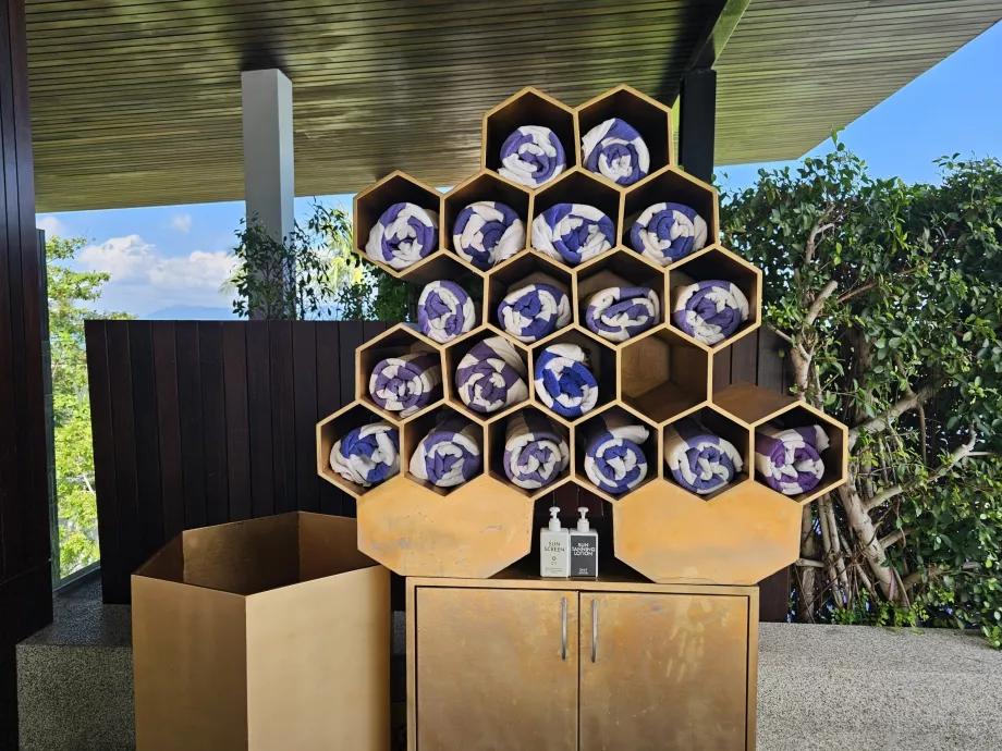 Handtücher und Sonnenschutzmittel für den Pool