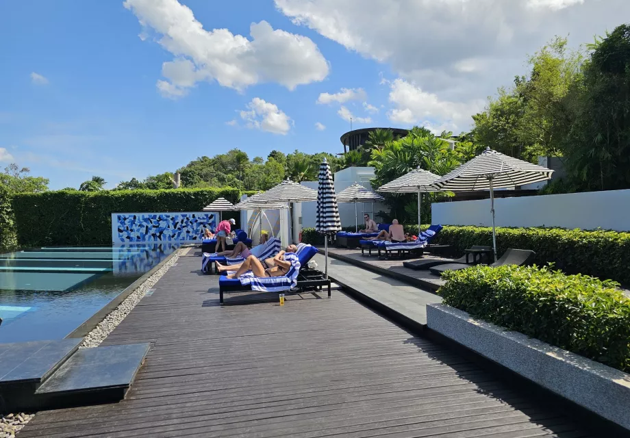 Liegestühle am Gemeinschaftspool